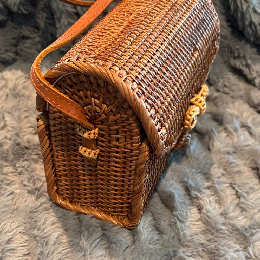 Elegant Woven Crossbody Bag in Tan - Picture 3 of 10